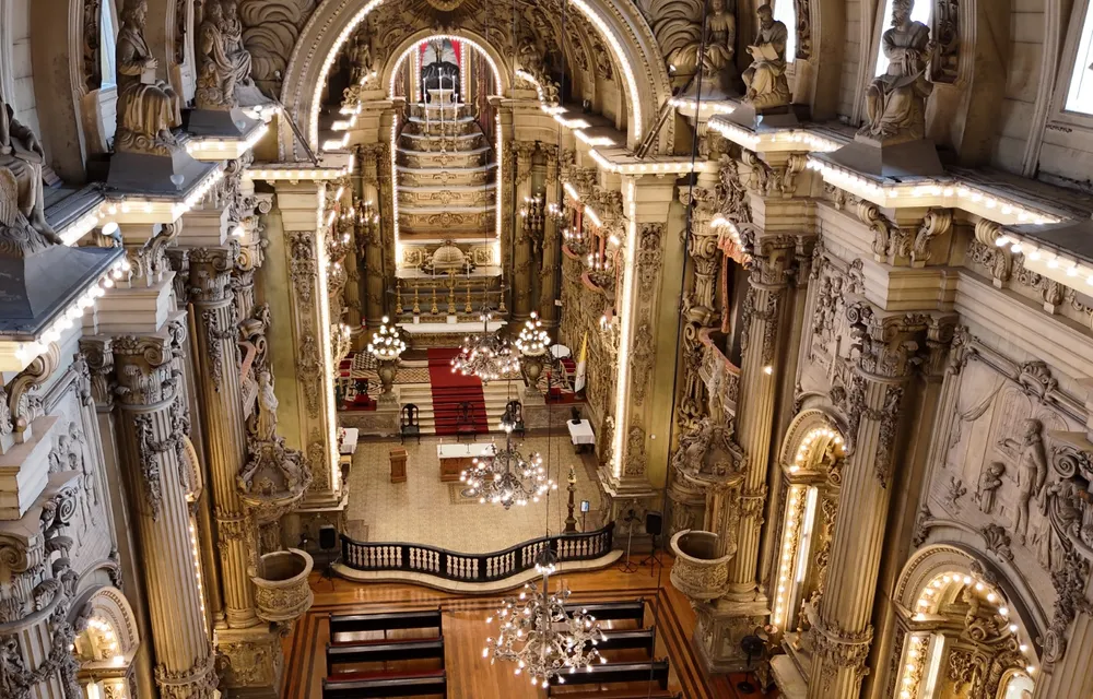 Registro aéreo do interior de igreja histórica