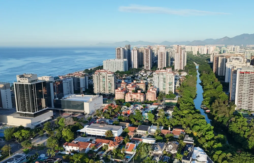 Vista aérea da orla ao amanhecer