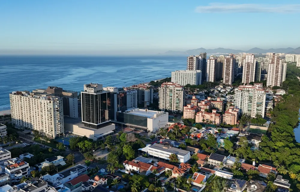 Panorâmica aérea de orla urbana