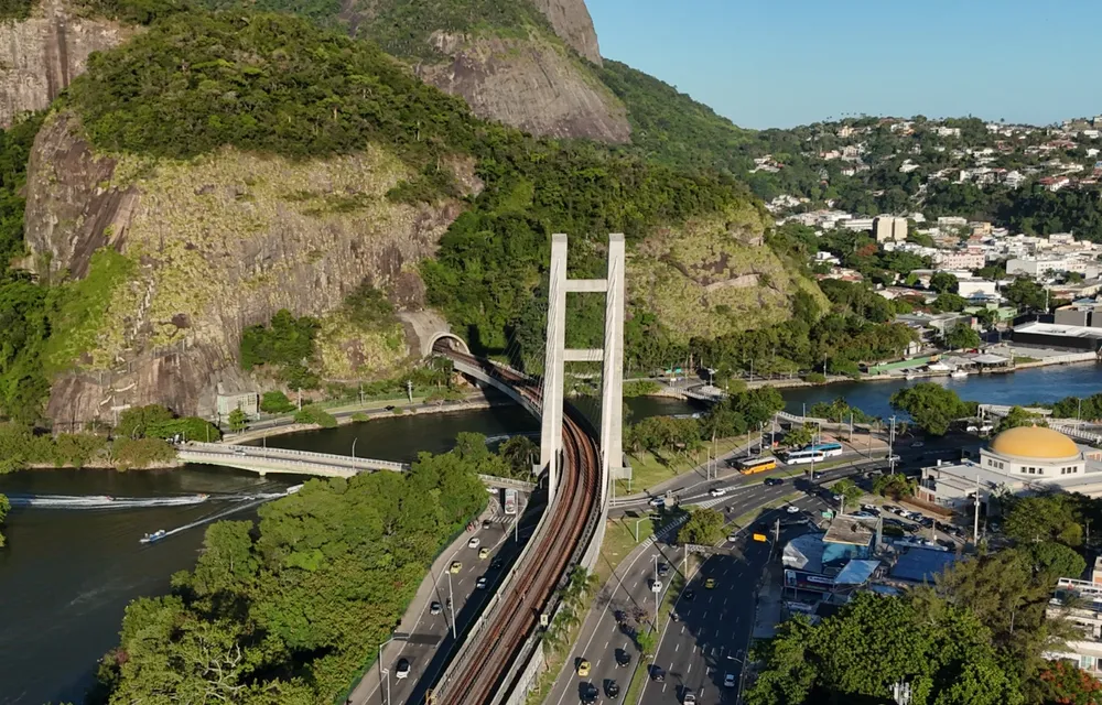 Vista aérea de ponte e maciço montanhoso